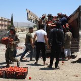 Neuf victimes ont notamment été tuées dimanche par des frappes russes sur un marché de fruits et légumes, l'attaque la plus meurtrière de l'année, selon l'OSDH.